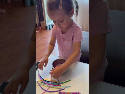 Любит накормить своей пластиковой едой 😂 #baby #funny #милота #babygirl #cute #детскиеигры