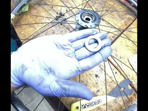 How to Clean and Lube your Bike Hub (Cum Cureți și Ungi Butucul) | Service Tutorial | JNT Bike Serv
