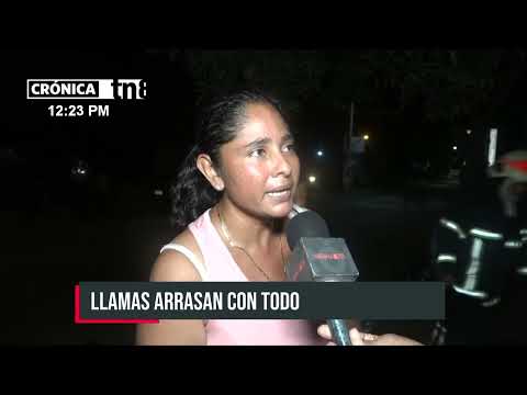 Llamas arrasan cuartos en el Barrio Bóer, Managua