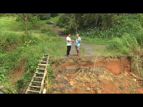 Aguas Buenas: Don Inocencio usa escaleras como puente para cruzar el camino que cerró Fiona