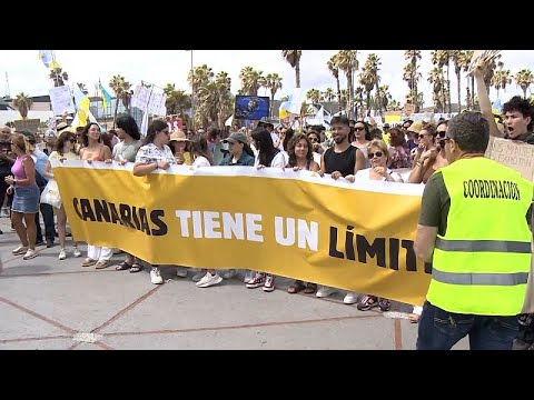 Protestas multitudinarias por el insostenible turismo en masa en Canarias