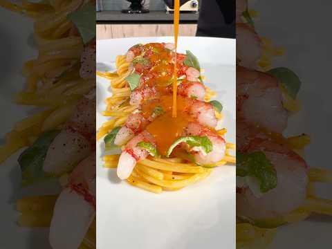 Spaghetti sugosi ai gamberi rossi e la loro essenza. #pasta #spaghetti #seafood