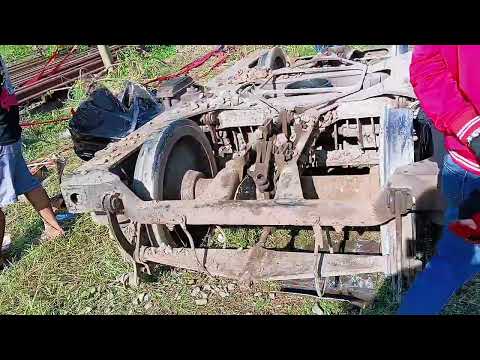 KONDISI BOGIE KERETA PURWOJAYA YANG ANJLOK DI EMPLASEMEN STASIUN KEDUNGGEDEH