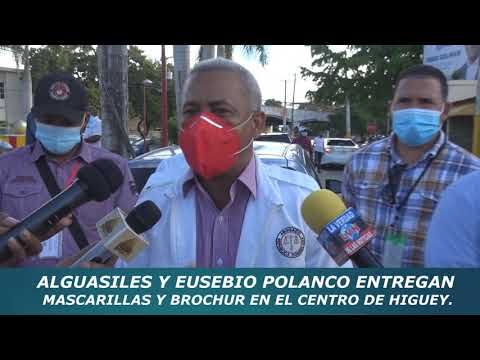 El Lic. Eusebio  Polanco y Alguaciles entregan mascarillas en el centro  de la ciudad de Higüey.