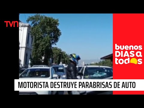 Con una cadena: Motorista destruye parabrisas de auto tras discusión conductora| Buenos días a todos