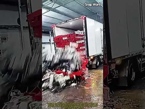 물류창고 <strong>화물</strong> 트럭 적재함 개방 시 <strong>화물</strong> 일시 붕괴 및 하역 과정 #worker #process #logistics #truck #unloading
