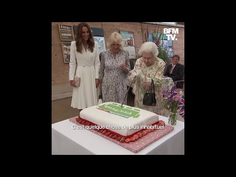En marge du G7, Elizabeth II coupe un énorme gâteau à l'aide d'une épée