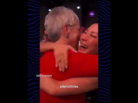 La actriz Jamie Lee Curtis dio de qué hablar luego de plantarle tremendo beso a Michelle Yeoh