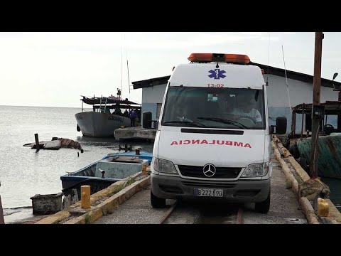 Trasladan de pacientes vía marítima por incomunicación terrestre de municipios del sur granmnese