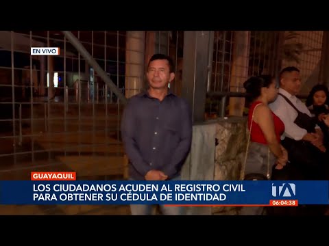 Ciudadanos obtienen la cédula de identidad en el Registro Civil de Guayaquil previo a elecciones