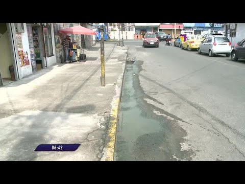 Moradores de Santa Rita solicitan reparación de fuga de agua en la calle