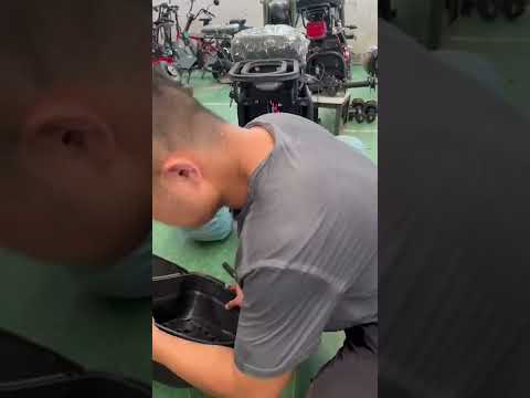 How to install the rear case of Rooder trike electric scooter, WhatsApp +8613632905138