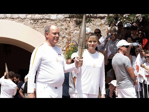 Albert et Charlène de Monaco élégants : accueil la flamme olympique et leur jumeaux devant le palais