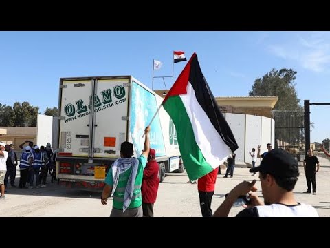 I primi camion di aiuti entrano a Gaza dal valico di Rafah