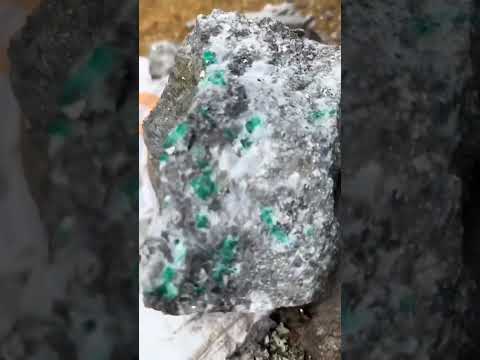 ¡Impresionante! descubren una enorme roca con un sinnúmero de esmeraldas en su interior en Chivor