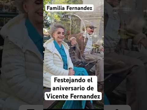 La señora Cuquita Fernandez y su familia celebraban el aniversario de Vicente Fernández con su misa