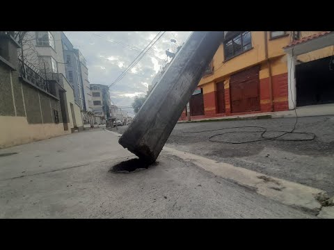 ¡Cuidado peatones! Un poste es retenido por cables de alta tensión en Sopocachi