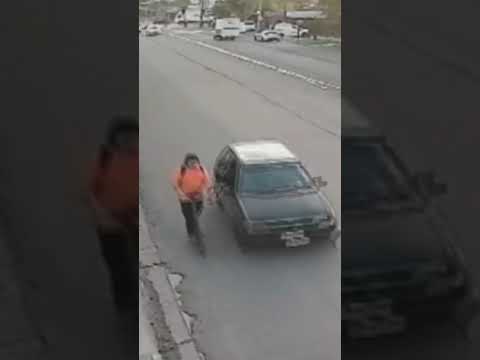 Le quitan scooter en movimiento a un joven en plena calle