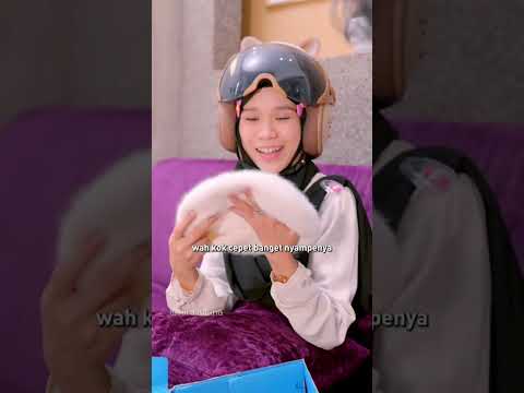 Ke mana-mana pakai helm? Ada apa sih? #drama poster