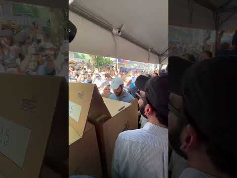 Nayib Bukele ejerce su voto, mientras los salvadoreños le muestran su total apoyo.