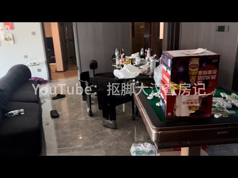 目送3位穿着紧身打底裤的小姐姐退房