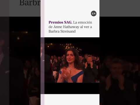 Premios SAG: la emoción de Anne Hathaway al ver a Barbra Streisand