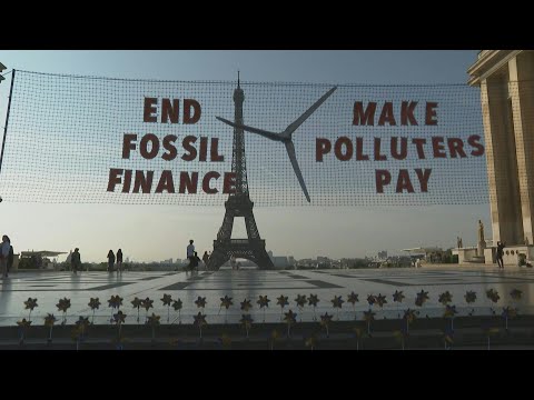 Energies fossiles: une banderole au Trocadéro pour demander la taxation des pollueurs | AFP Images