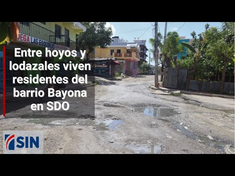 Entre hoyos y lodazales viven residentes del barrio Bayona en SDO