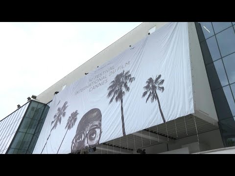 Cannes: l'affiche de la 74e édition hissée sur le Palais des Festivals | AFP Images
