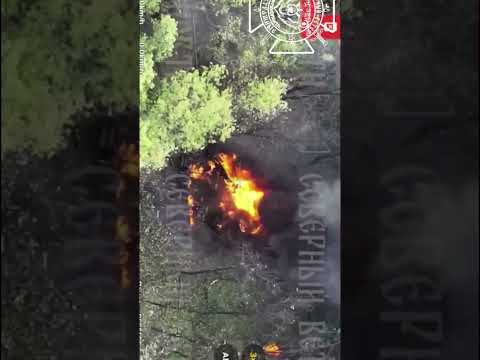 Vụ nổ cực mạnh khiến tháp pháo của xe tăng T-72 của Ukraine bay lên không trung đã được ghi lại.