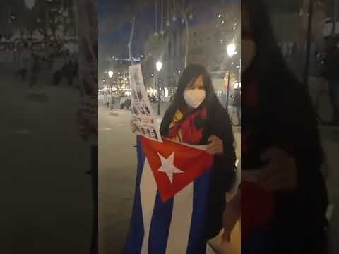 Cubanos se manifiestan en el Parlamento Europeo en Barcelona para denunciar la dictadura