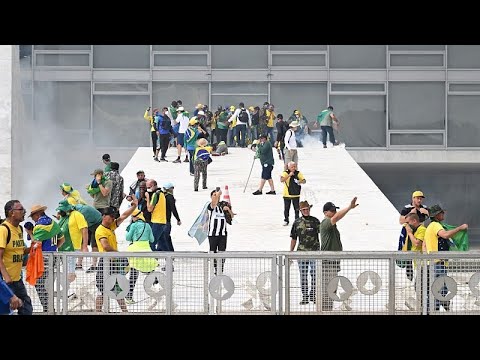 Apoiantes de Bolsonaro invadem as sedes dos três poderes em Bras´ília