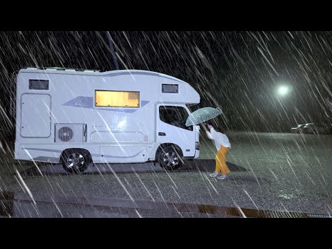 大雨・強風で荒れる夜の車内で海鮮三昧｜伝説のアノ車に乗る！｜キャンピングカー車中泊
