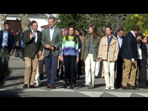 La Familia Real recorre el Pueblo Ejemplar acercándose a sus gentes y conociendo sus valores