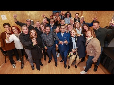 Gilberto Santa Rosa es sorprendido por amigos boricuas durante su concierto en Madrid