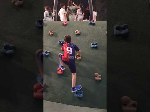 كريم يتسلق الجبل /@Kidskoki #كيدز #خلودة #شفا #funny #العاب #تحديات