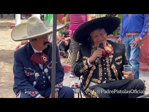 El PADRE PISTOLAS canta con la banda después de la peregrinación en honor a Fray José Pérez