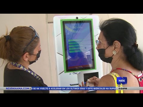 Panameños utilizan máquinas electrónicas para ejercer su voto en el Tribunal Electoral