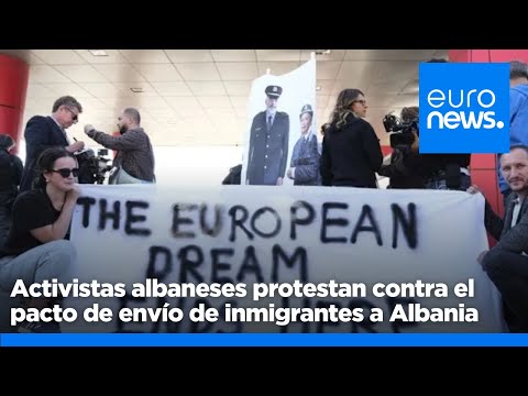 Un grupo de activistas albaneses protesta contra el pacto de envío de inmigrantes a Albania