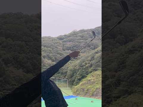 右腕の使い方はクラブを右脇と右肘につけたまま腕とクラブを右に捻り續けます。フォローでは右手の甲が目標を向いていきます。#回轉式スイング #ゴルフ #ゴルフスイング #golf #golfswing