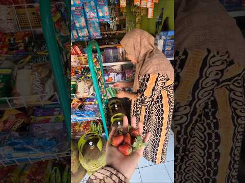 tokek nya mau di kasih strobery😂😂