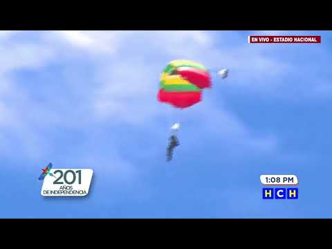 ¡Salto Libre! 40 paracaidistas de FFAA rinden honor a la patria con el esperado show aéreo