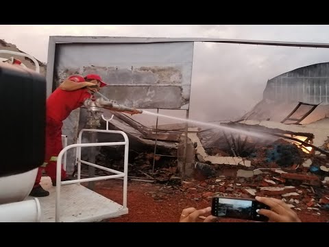 Santa Cruz: Bomberos y equipos de emergencia combatieron voraz incendio en fábrica de colchones