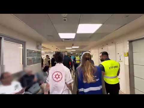 לחדר ההלם ברמב״ם פונה גבר, בשנות ה-30 לחייו, שנפצע מפגיעת טיל בקרית שמונה