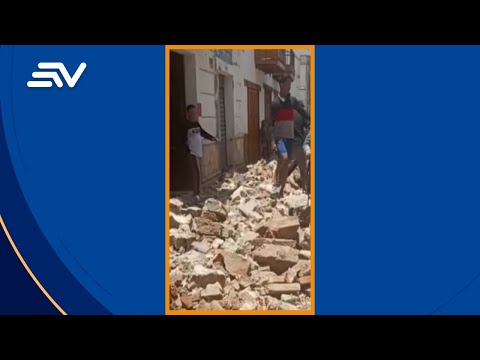 Habitantes intentan ayudar a los heridos tras el sismo en Cuenca #Shorts | Ecuavisa