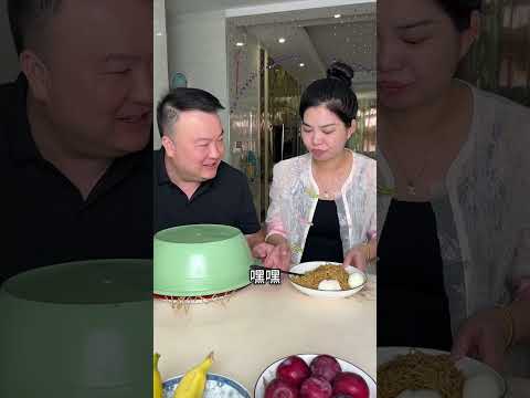 The selfish husband thought he was eating barbecue, but it was actually bamboo skewers.