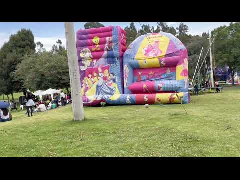 Zoe se divierte mucho en el parque con mamá y papá 