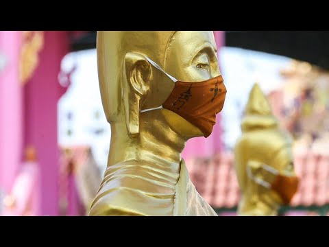 Budas con mascarilla: la medida de un templo tailandés para concientizar a la población