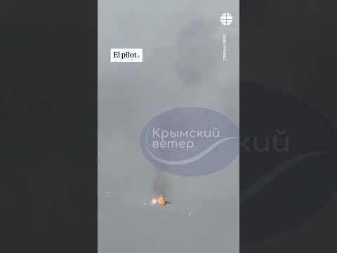 Un caza ruso cae envuelto en llamas al mar de #crimea #rusia #ucrania #guerre