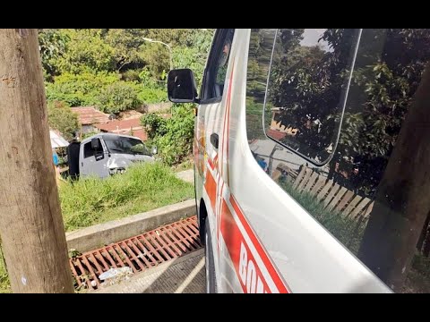 Camión cayó al fondo de una barranco en Santa Catarina Pirula